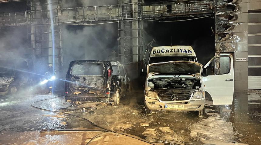 Kayseri'de oto servisinde çıkan yangında 10 araç kullanılamaz hale geldi