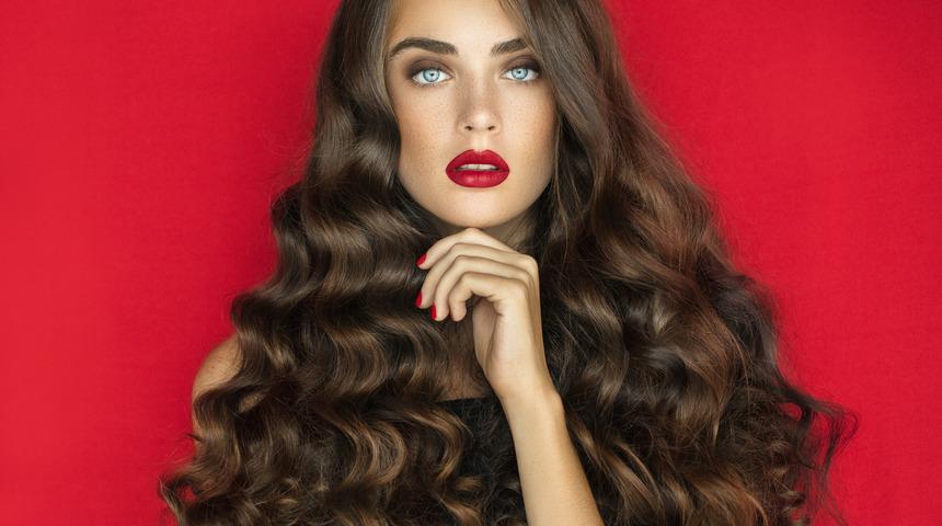 Taktik maktik yok: Kırmızı ruj işte b&ouml;yle s&uuml;r&uuml;l&uuml;r...