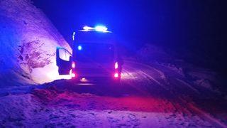 Siirt'te karda mahsur kalan ambulansı özel idare ekipleri kurtardı