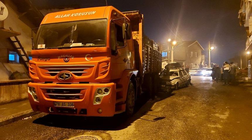 Karabük'te park halindeki kamyona çarpan otomobildeki 2 kişi yaralandı