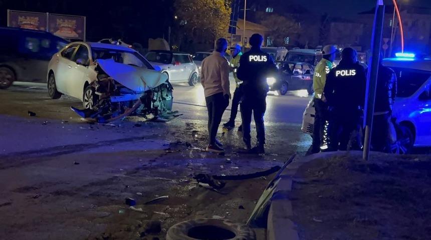 Kocaeli'de halk otob&uuml;s&uuml;yle &ccedil;arpışan otomobildeki 2 kişi yaralandı