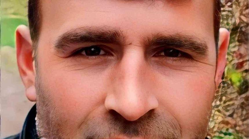 &Ccedil;amura saplanan trakt&ouml;r&uuml;n tekerinden fırlayan k&uuml;t&uuml;k &ouml;l&uuml;me neden oldu