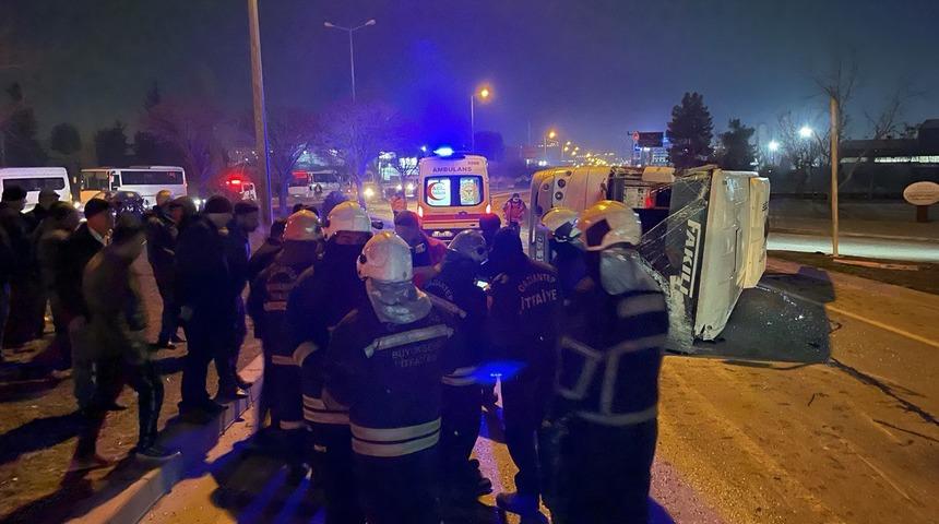 Gaziantep'te işçi servisi ile otomobil çarpıştı, 9 işçi yaralandı