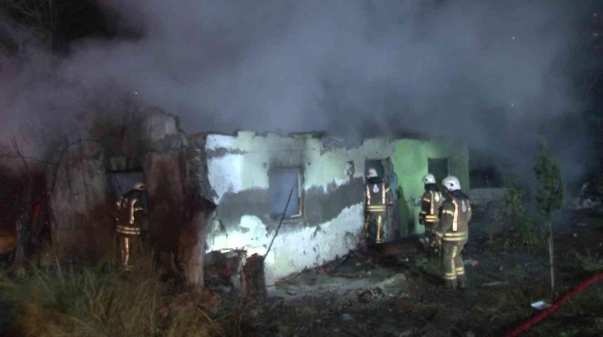 Ataşehir’de metruk gecekonduda yangın