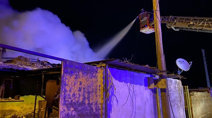 Manisa'da elektrikli battaniyenin alev almasıyla bir ev yandı