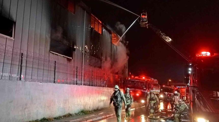 Arnavutköy’de 10 bin metrekarelik fabrika kül oldu