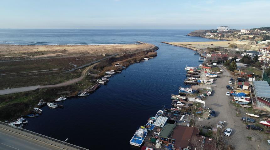 Riva Deresi'nde endişelendiren görüntü... Bakanlık harekete geçti! 'Balıkçılar teknelerini bile bu suda yıkamıyor'