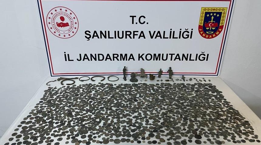 Şanlıurfa'da tarihi eser operasyonunda 6 heykel, 2 bin 104 sikke ele geçirildi