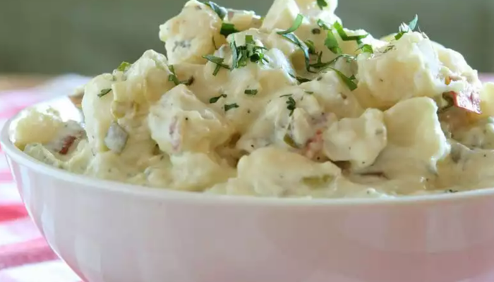 En lezzetli patates salatası: Yoğurtlu patates salatası tarifi