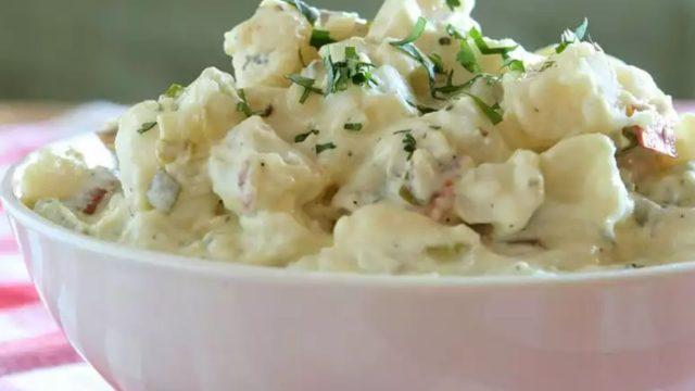 En lezzetli patates salatası: Yoğurtlu patates salatası tarifi