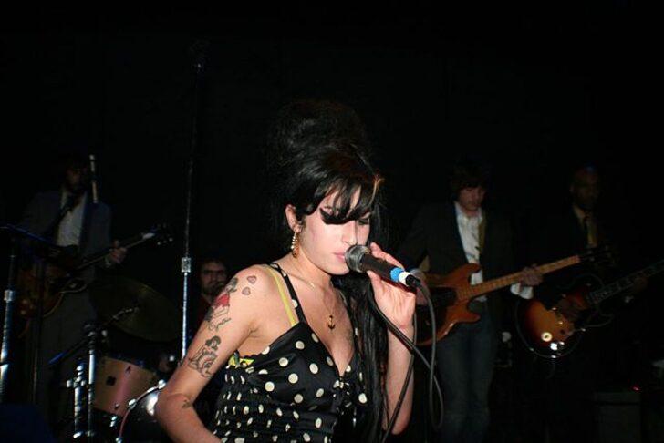 Ünlü şarkıcı Amy Winehouse öldüğünde kaç yaşındaydı?