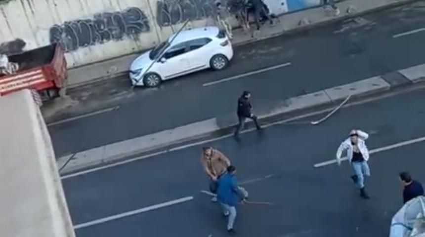 Zeytinburnu’nda kağıt toplayıcıları  arasında "karton" kavgası kamerada