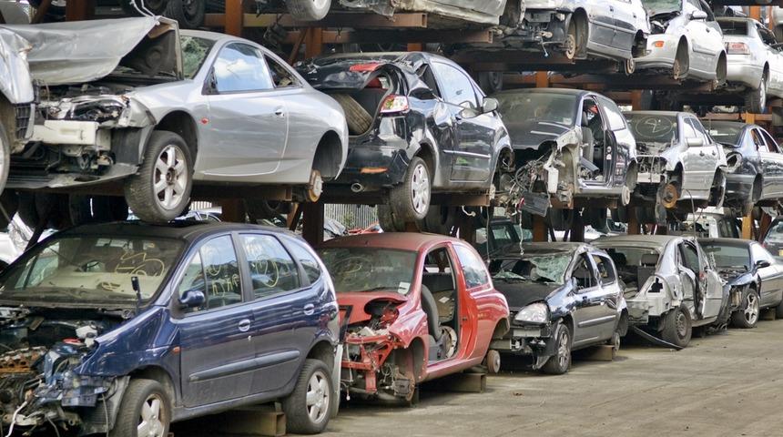 2.1 milyon 'zombi araç' trafikte tehlike saçıyor: 20 yaş üzeri arabası olanlar dikkat! Otomobilde hurda teşviki yeniden gündemde