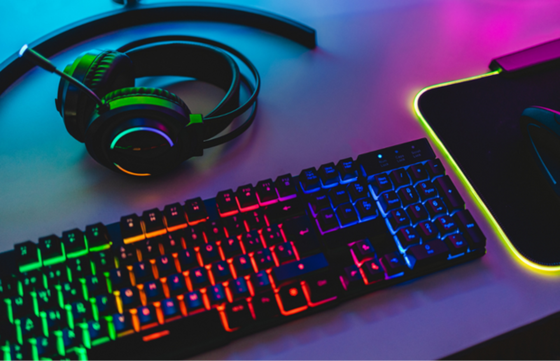 Rengârenk ışıklandırmaları sevenlere en iyi RGB klavye önerileri ve markaları