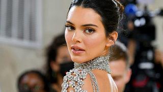 Kendall Jenner iç çamaşırını beline kadar çekti! Koltukta ateşli pozlar