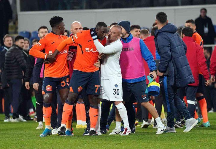 Başakşehir - Adana Demirspor maçı karıştı! Hakemin son düdüğünün ardından sahada kavga çıktı! ''Şampiyon belirlenmiş'' G2