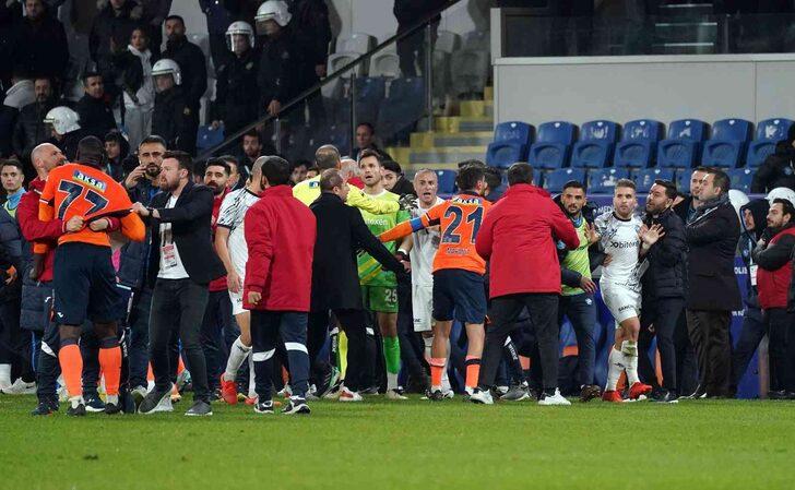 Başakşehir - Adana Demirspor maçı karıştı! Hakemin son düdüğünün ardından sahada kavga çıktı! ''Şampiyon belirlenmiş'' G1