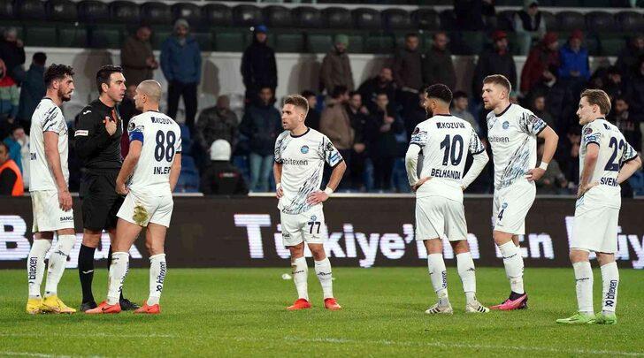 Başakşehir - Adana Demirspor maçı karıştı! Hakemin son düdüğünün ardından sahada kavga çıktı! ''Şampiyon belirlenmiş'' G3