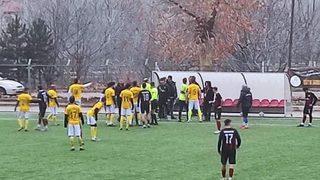 Çorum'da 1. Amatör Küme maçında oyundan alınan futbolcu bıçakla sahaya girdi