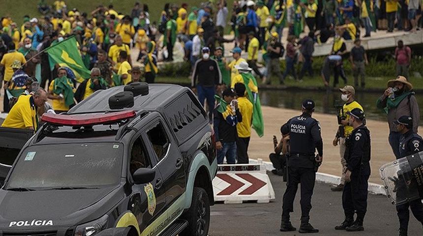 Brezilya yangın yerine d&ouml;nm&uuml;şt&uuml;! Bolsonaro destek&ccedil;isi 1200 kişi g&ouml;zaltına alındı