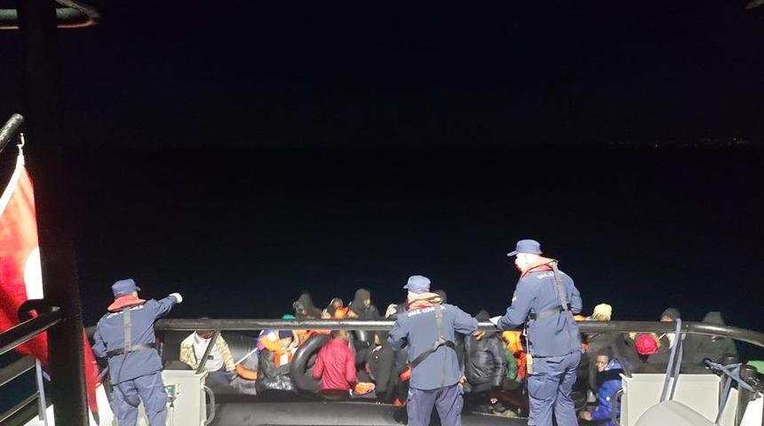 İzmir açıklarında 33 düzensiz göçmen kurtarıldı, 89 göçmen yakalandı