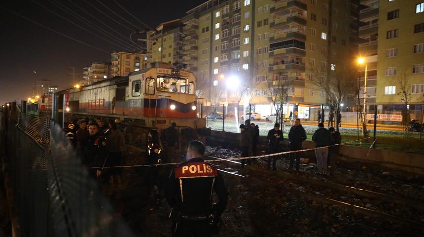 Diyarbakır'da yük treninin çarptığı kişi öldü