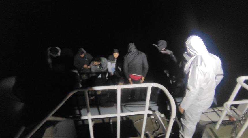 Ayvalık açıklarında 17 düzensiz göçmen yakalandı