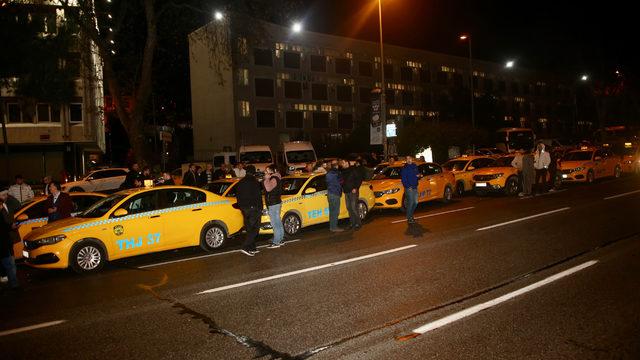 Fatih'te taksiciler, meslektaşlarının hayatını kaybettiği yere karanfil bıraktı