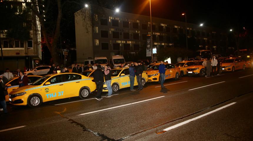 Fatih'te taksiciler, meslektaşlarının hayatını kaybettiği yere karanfil bıraktı