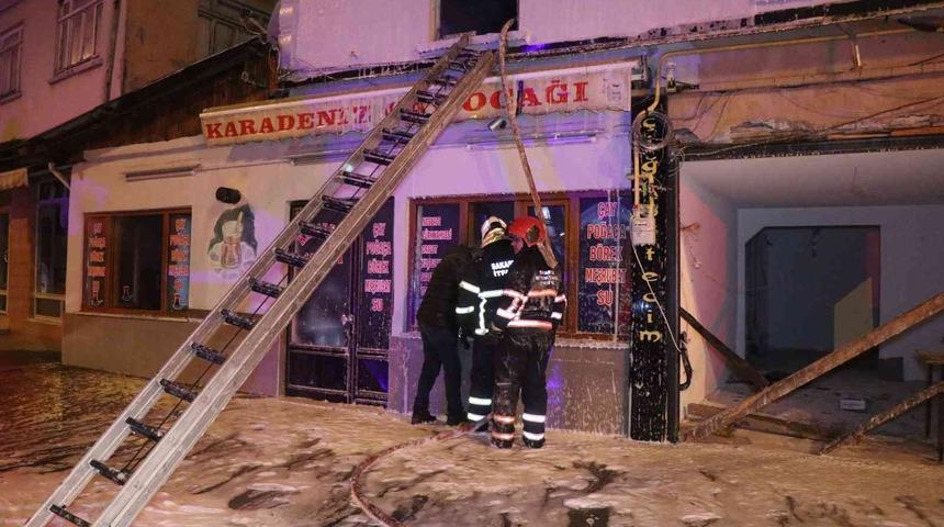 Ahşap ev alev topuna döndü, komşular sesi havai fişek sandı