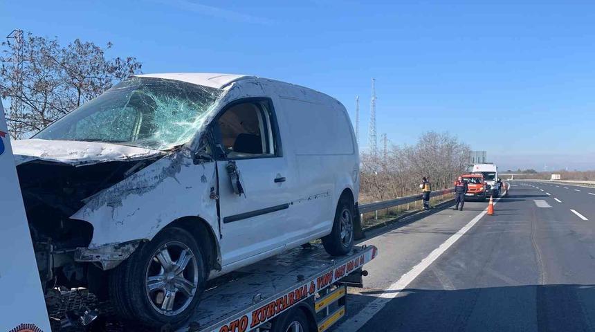 Avrupa Otoyolu’nda iki otomobil çarpıştı: 2 yaralı