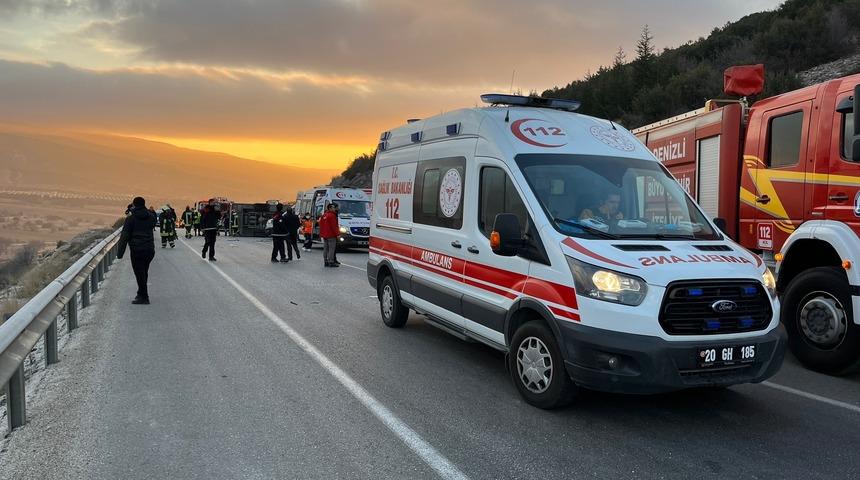 Denizli'de servis midibüsünün devrilmesi sonucu 2 kişi öldü, 15 kişi yaralandı