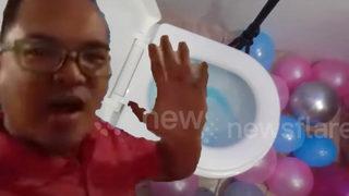 Böylesi ne görüldü ne de duyuldu! Cinsiyet partisini tuvalette yaptı... Baba sifonu çekince çocuğunun cinsiyetini öğrendi