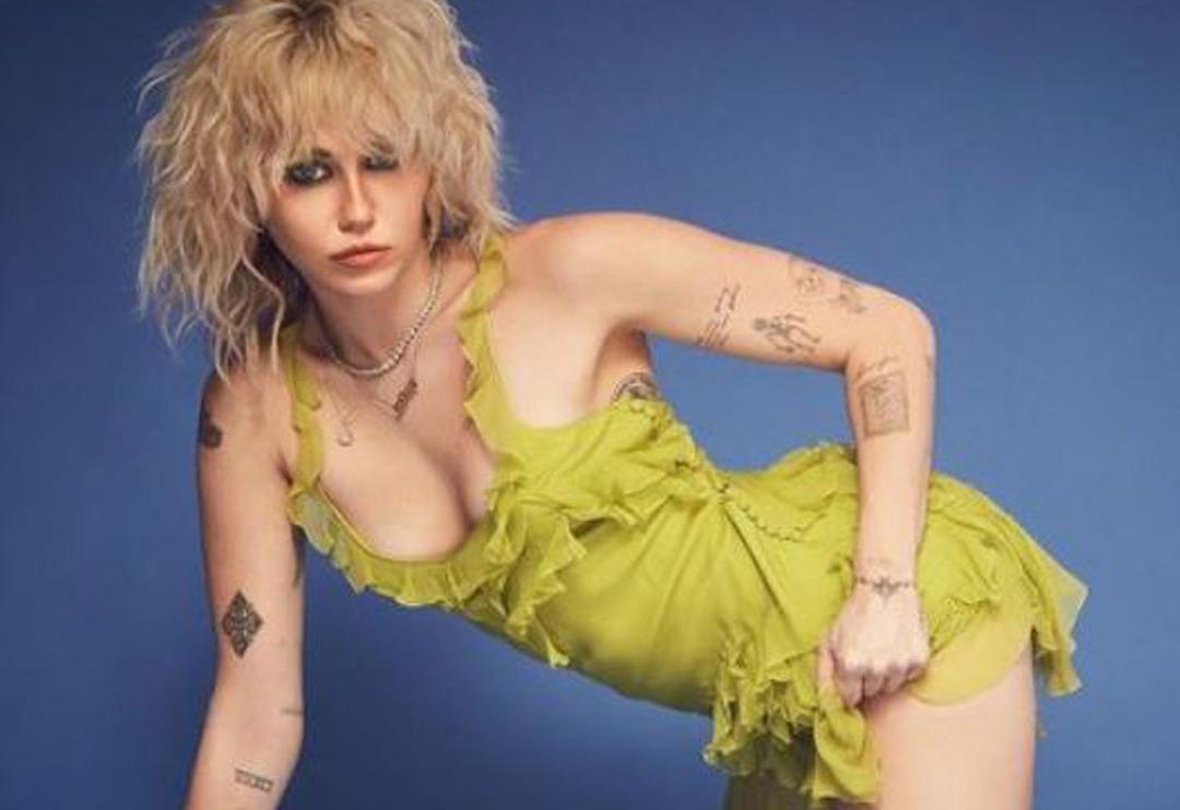 Seks hayatıyla ilgili itirafı olay olmuştu! Miley Cyrus yeni şarkısını duşta &ccedil;ıplak paylaşım yaparak duyurdu