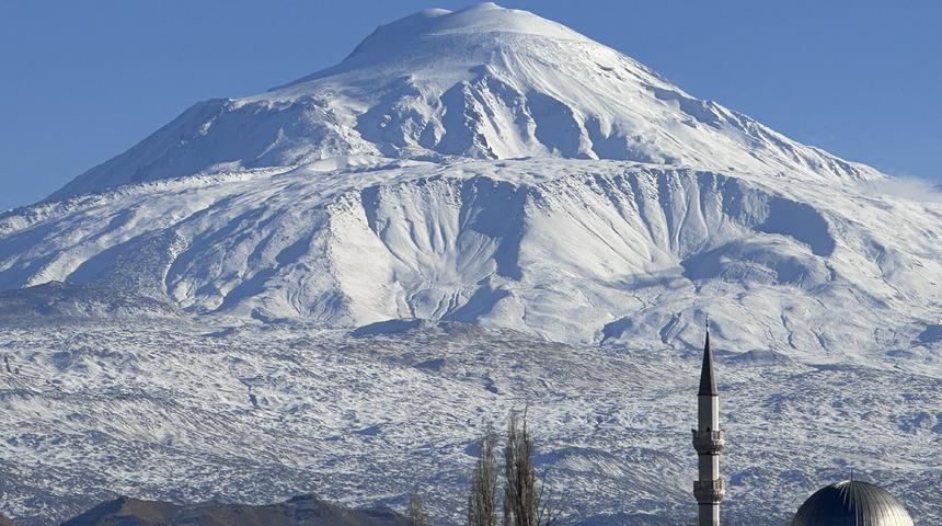 Ağrı Dağı'na 2,5 ay sonra kar yağdı