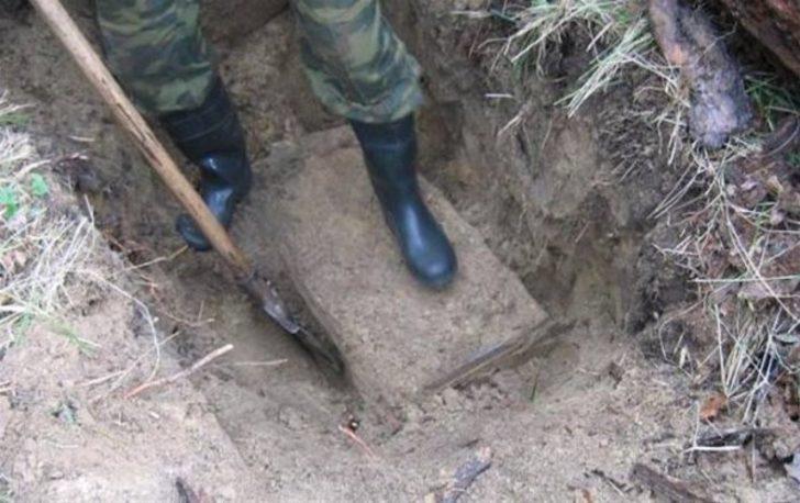 Он рыл яму для туалета, а нашел сундук с настоящими сокровищ.