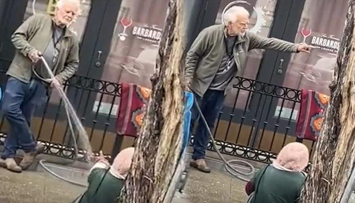 Vicdan sızlatan anlar! Evsiz kadını böyle kovdu