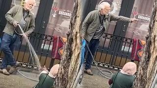 Amerika Birleşik Devletleri’nde gündem yaratan görüntüler! Kaldırıma oturan evsiz kadını kovmak için hortumla ıslattı