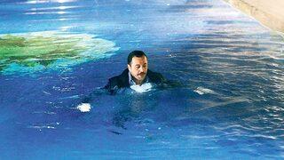 Buz gibi havuza atladı