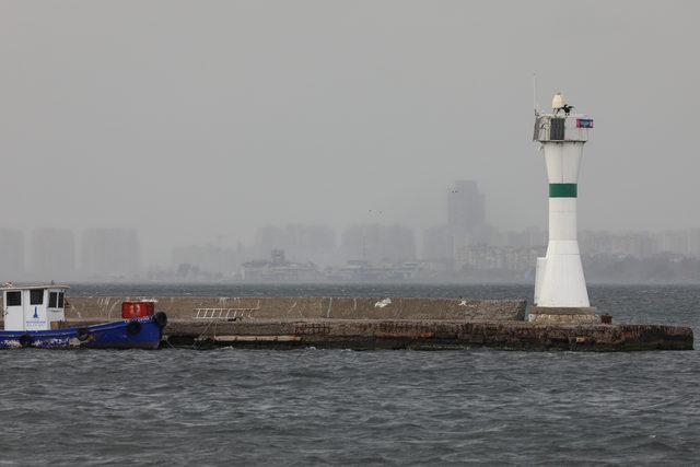 İzmir'de vapur seferleri hava muhalefeti nedeniyle iptal edildi