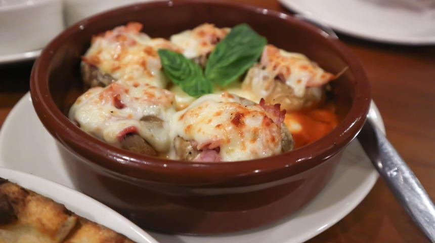 Ana yemek için nefis bir tat: Sebzeli kaşarlı köfte! Zuhal Topal'la Yemekteyiz sebzeli kaşarlı köfte nasıl yapılır, malzemeleri neler?