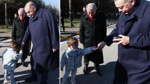 Cumhurbaşkanı Erdoğan'ın elini öptü, harçlığı kaptı! 'Recep abisinden harçlık aldı'