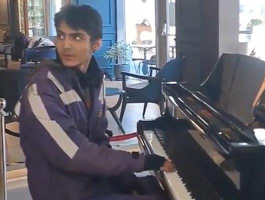 Genç kuryenin piyano performansı sosyal medyada gündem oldu