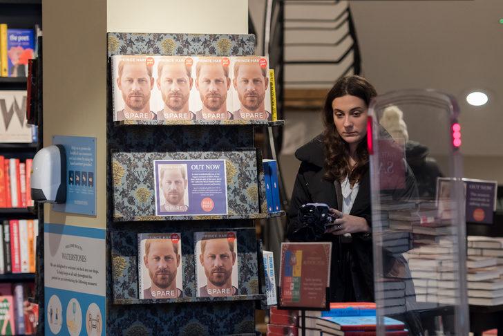 Prens Harry'nin Afganistan'da 25 kişiyi öldürdüğünü itiraf ettiği anı kitabı satışa çıktı! Kitapçılar gece yarısı açıldı