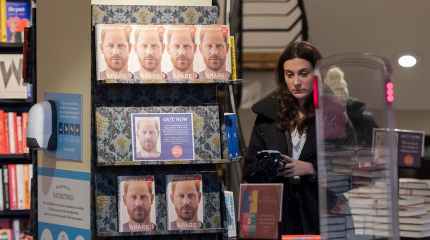 Prens Harry'nin Afganistan'da 25 kişiyi öldürdüğünü itiraf ettiği anı kitabı satışa çıktı! Kitapçılar gece yarısı açıldı