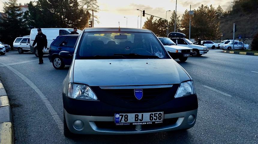 Karabük'te otomobilin çarptığı genç yaralandı
