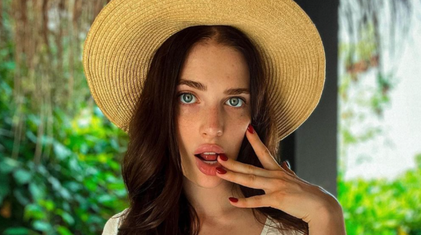 Yetişkin film yıldızı Reislin’in cesur pozu sosyal medyada nefesleri kesti! Tanga iç çamaşırıyla resmen şov yaptı