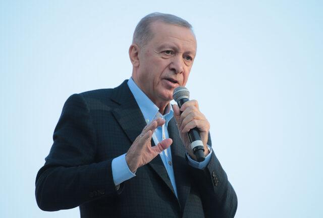 AA-20230107-29933584-29933583-CUMHURBASKANI_ERDOGAN_KUMLUCADA_VATANDASLARA_HITAP_ETTI