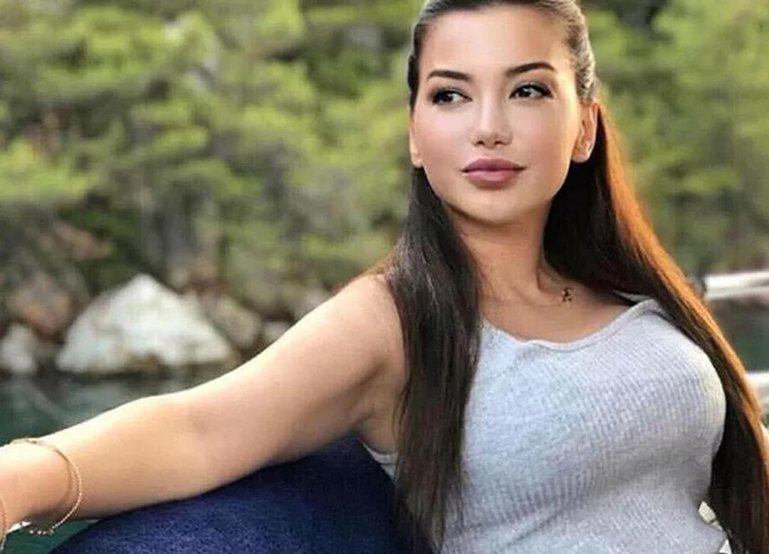 Esra Ezmeci'ye gelen soru ahlaksızlığı g&ouml;zler &ouml;n&uuml;ne serdi! "Eltimle kocam fantezi yapıp..."