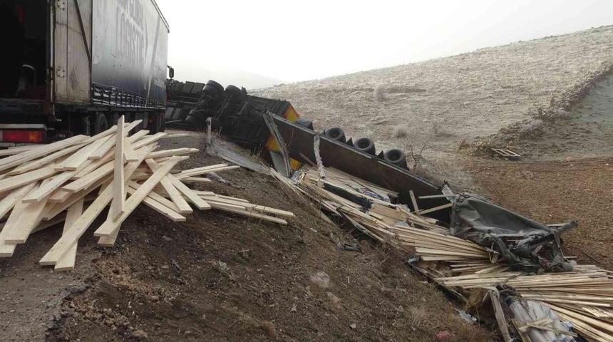 Gercüş’te sisli havada kereste yüklü tır devrildi: 1 yaralı